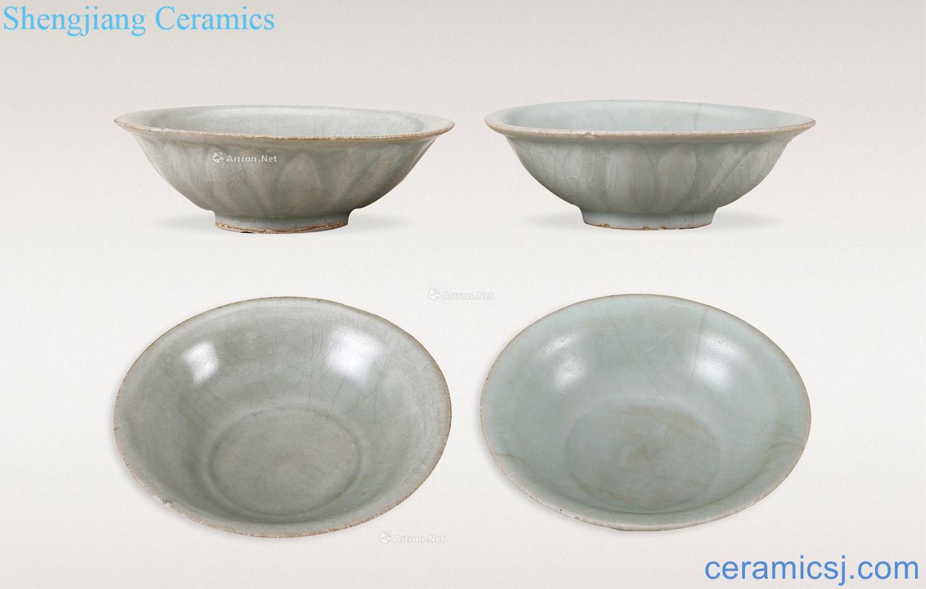 Ming Longquan carved lotus green-splashed bowls (a)
