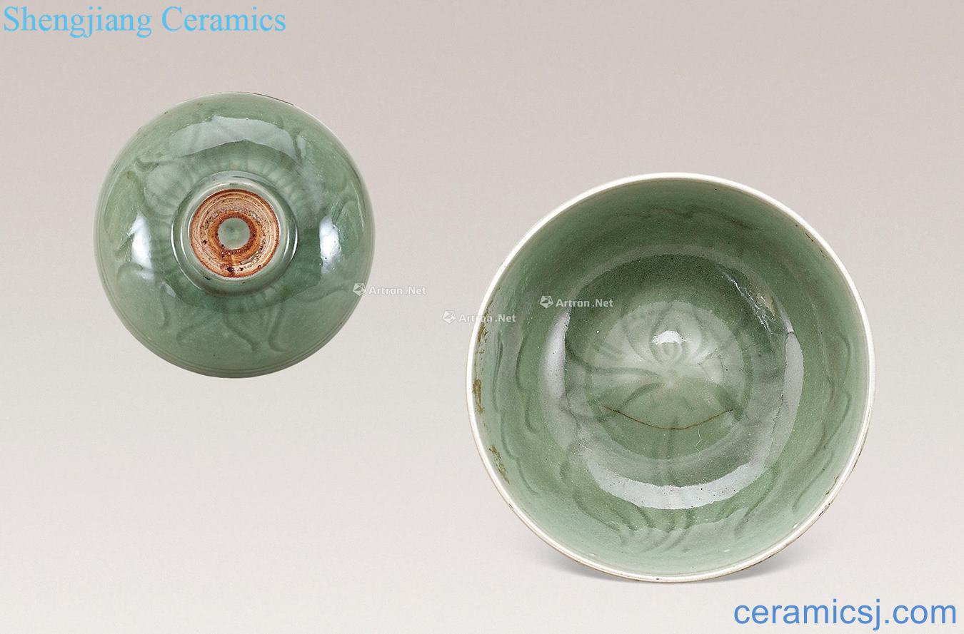 Ming Longquan carved flowers green-splashed bowls