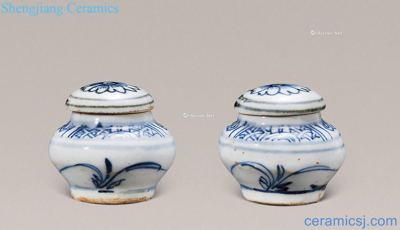 The late Ming dynasty Blue and white flowers cover half canister (a)