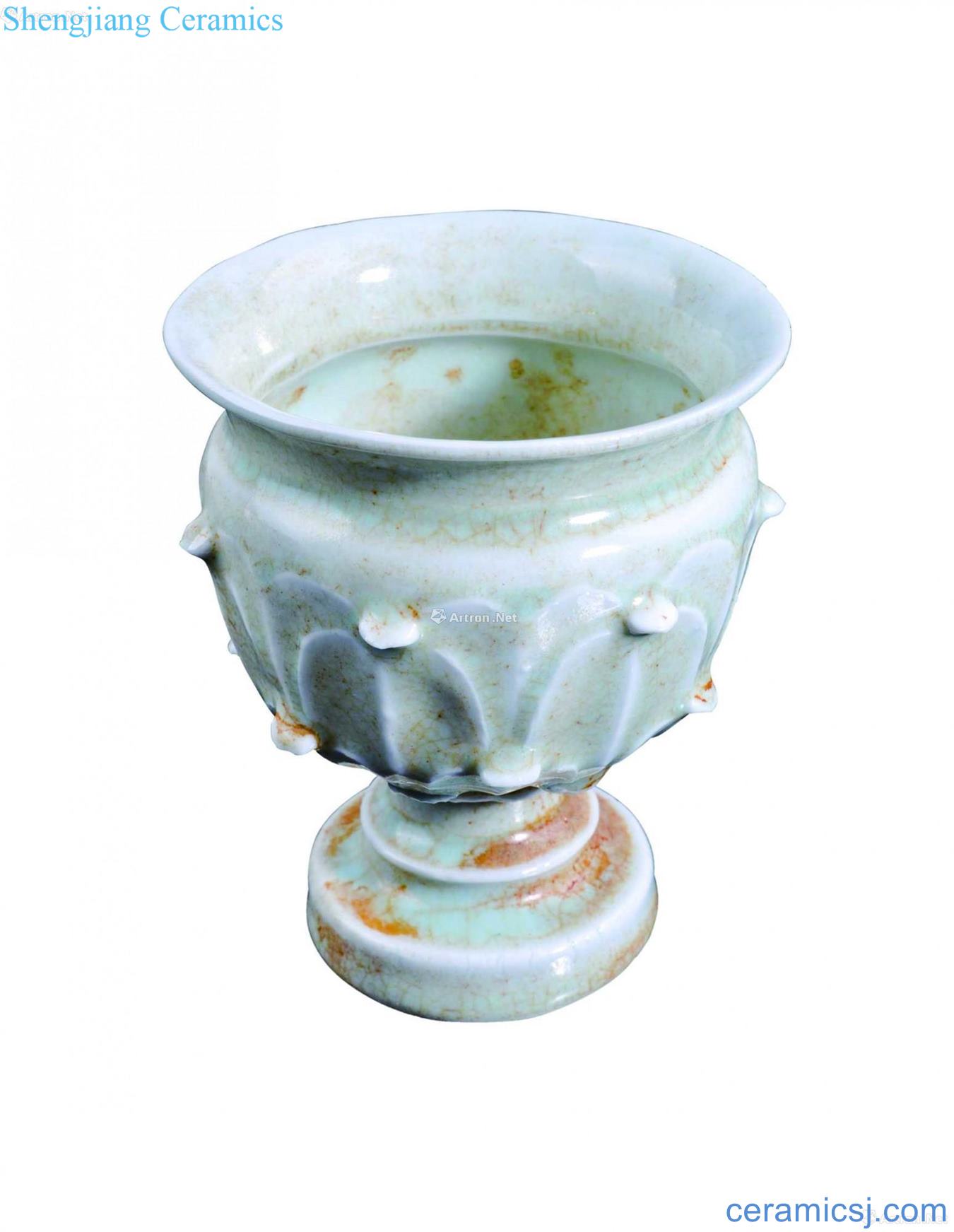 Lotus-shaped grain footed cup