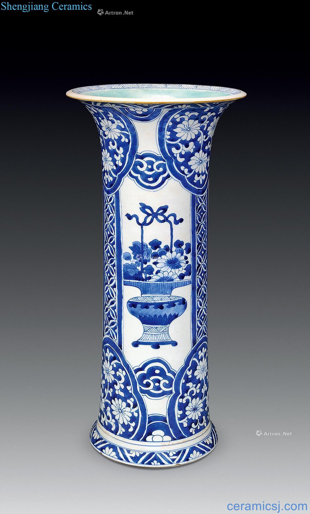 The qing emperor kangxi Flower vase with blue and white ruyi medallion landscape