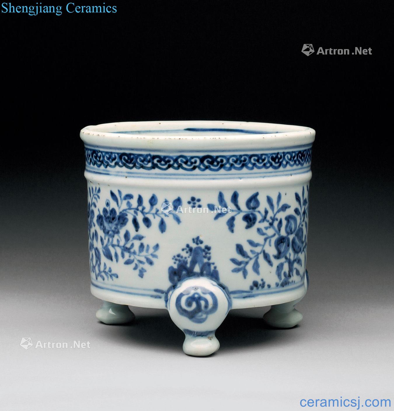 Blue and white flower grain three-legged censer in early Ming dynasty