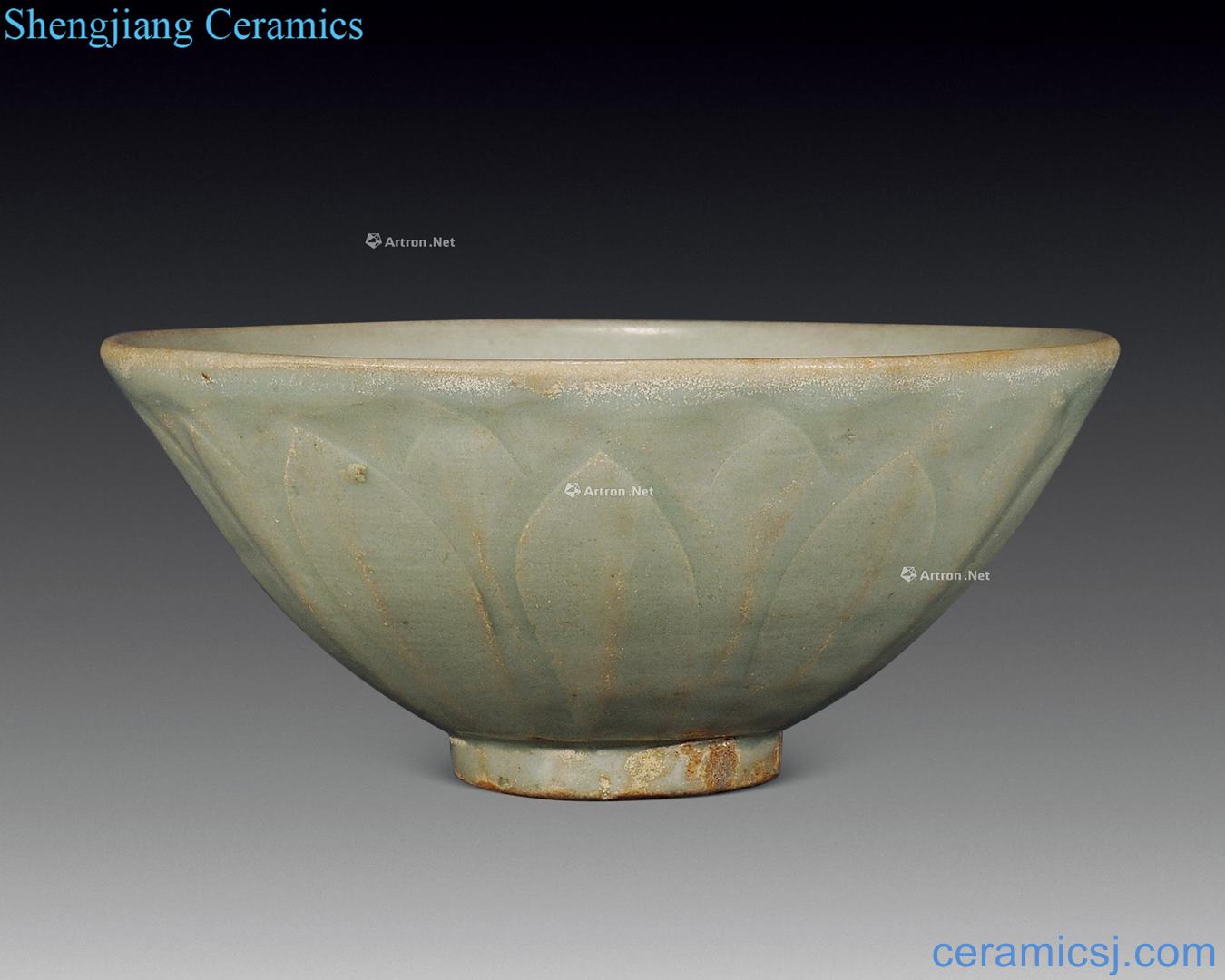 Ming Longquan lotus-shaped bowl