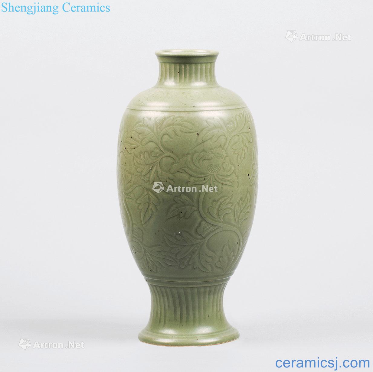 In the Ming dynasty Longquan celadon flower grain mei bottle