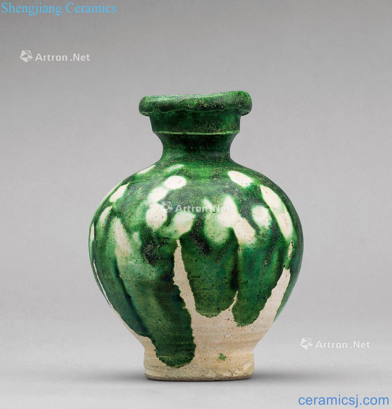 Small pot of green glaze in tang dynasty