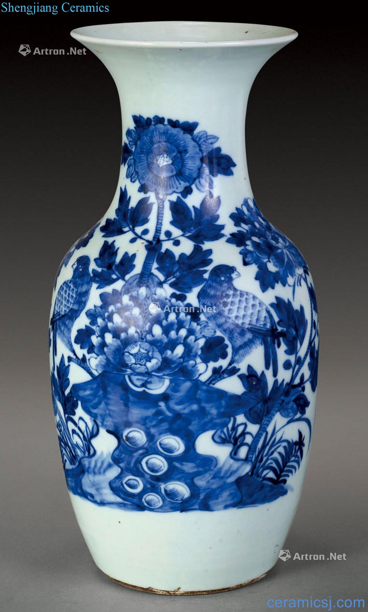 Qing guangxu Blue and white painting of flowers and a bottle