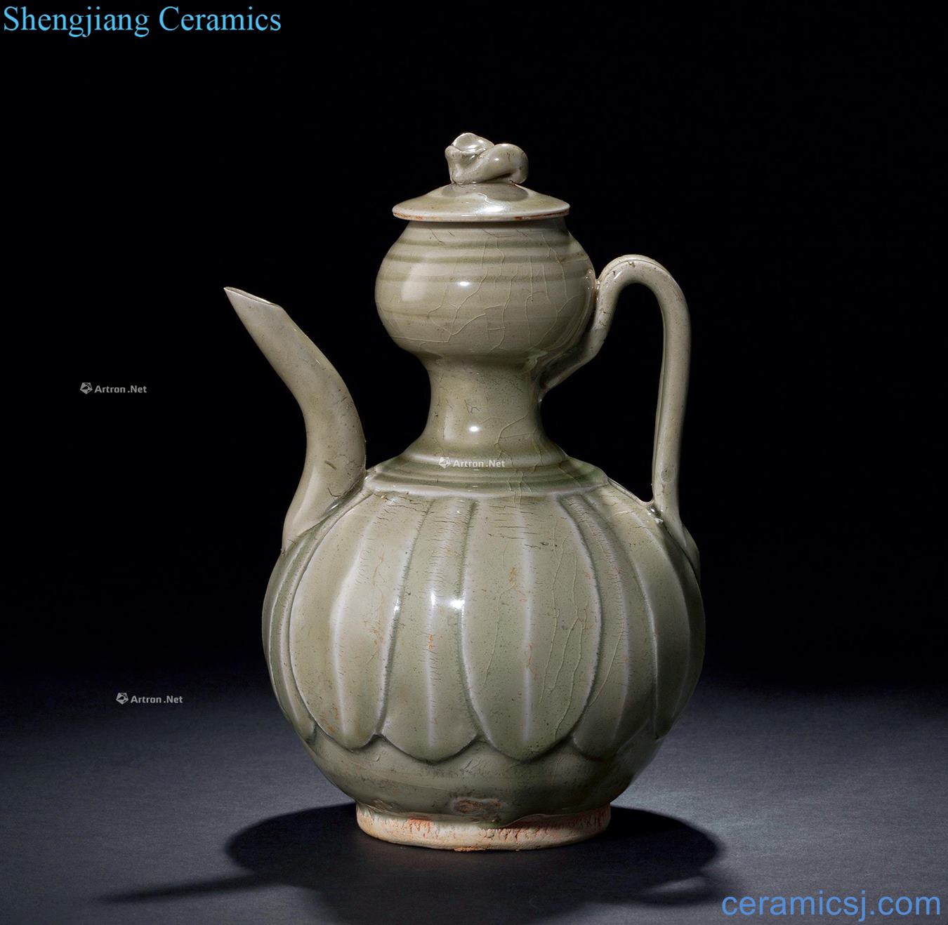 Ming or earlier The yue kiln celadon lotus-shaped grain ewer