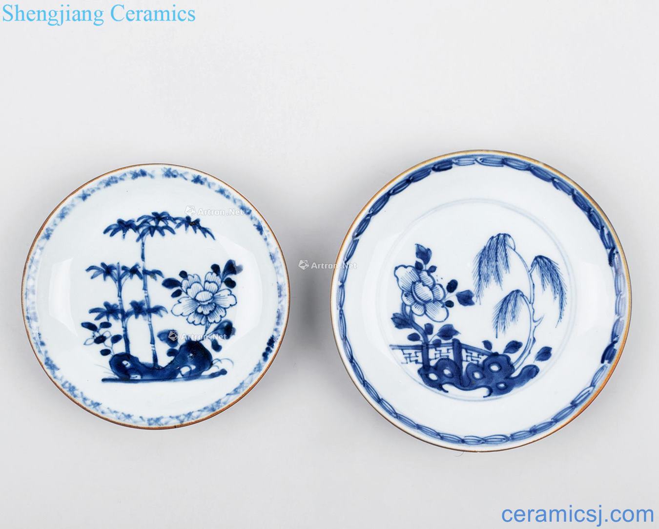 In the late Ming Blue and white flower disc (2)