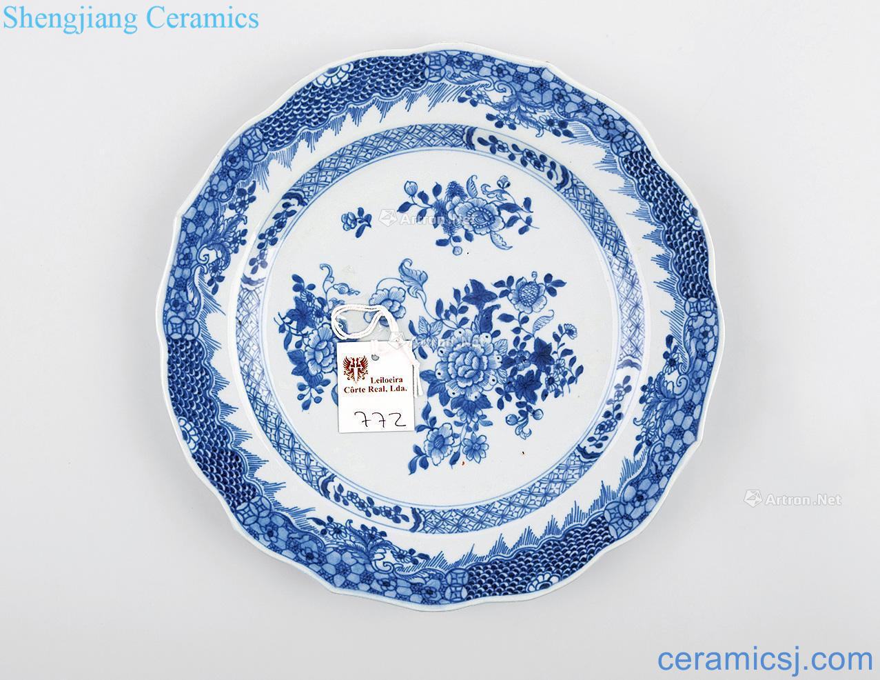 Qing qianlong Blue and white peony flower disc