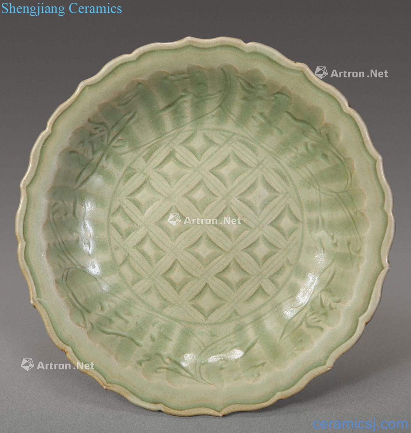 Ming Longquan carved flower mouth tray