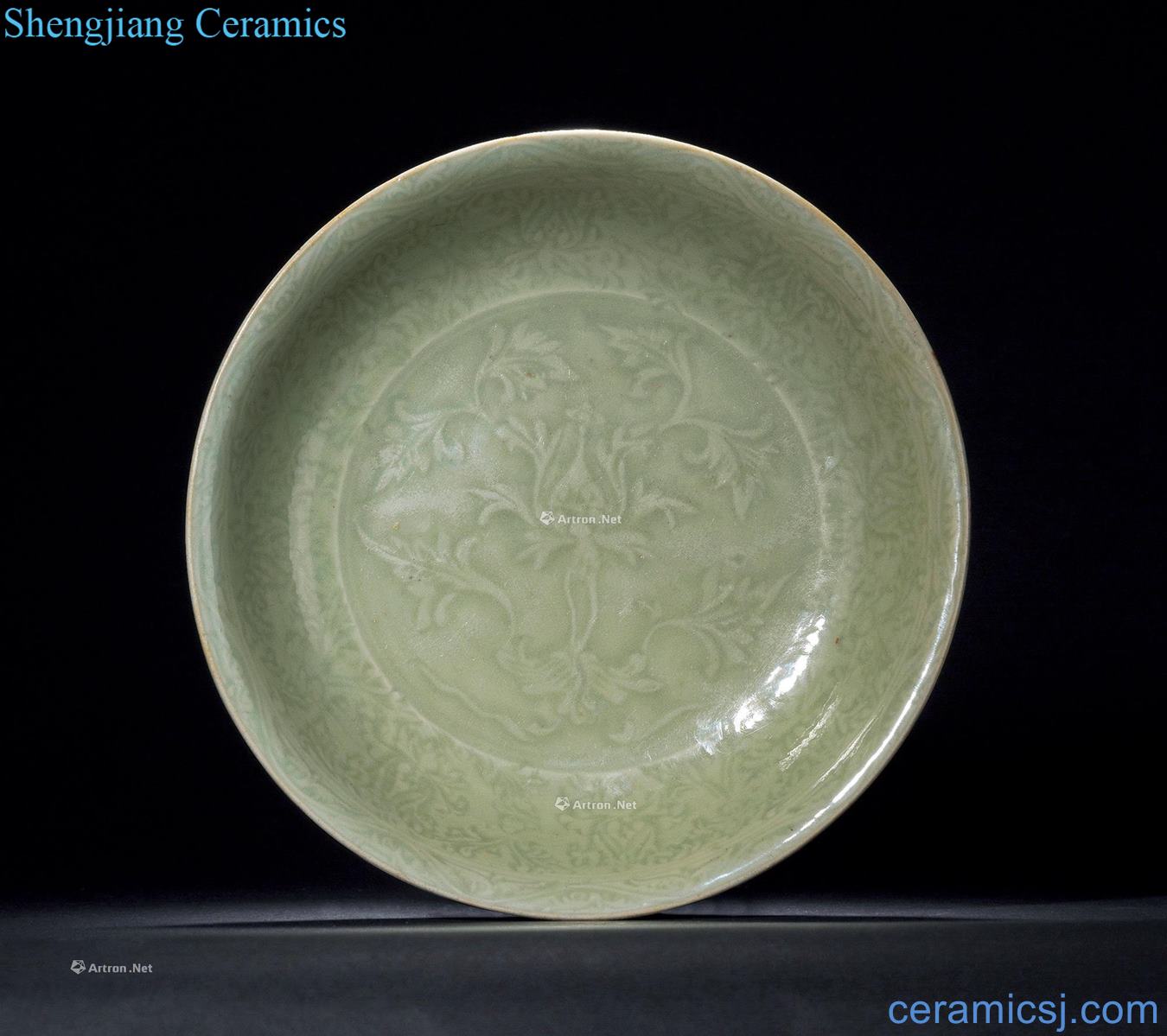 Ming Longquan celadon green glaze dark moment branch lotus flower tray