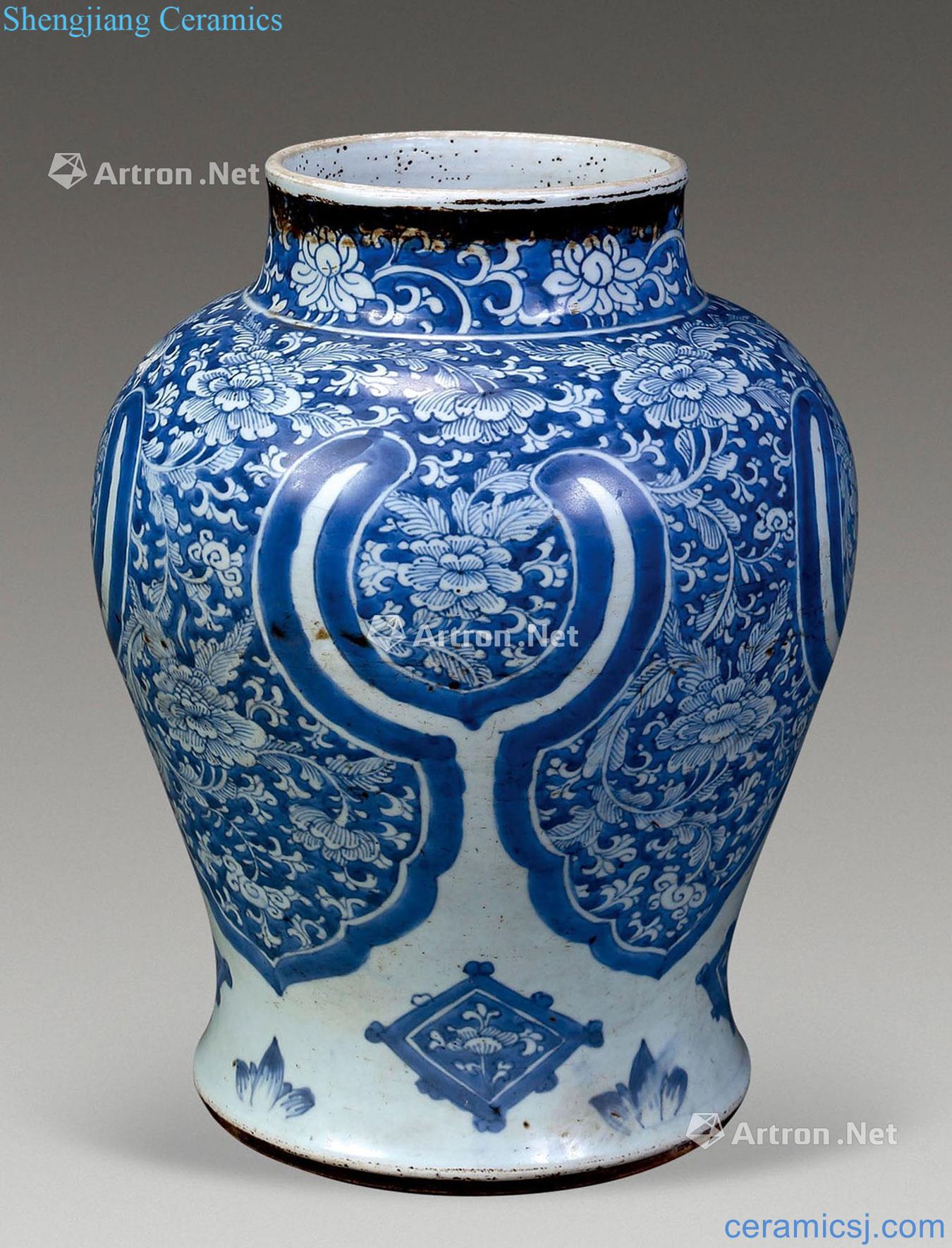 The qing emperor kangxi Blue and white flower general tank