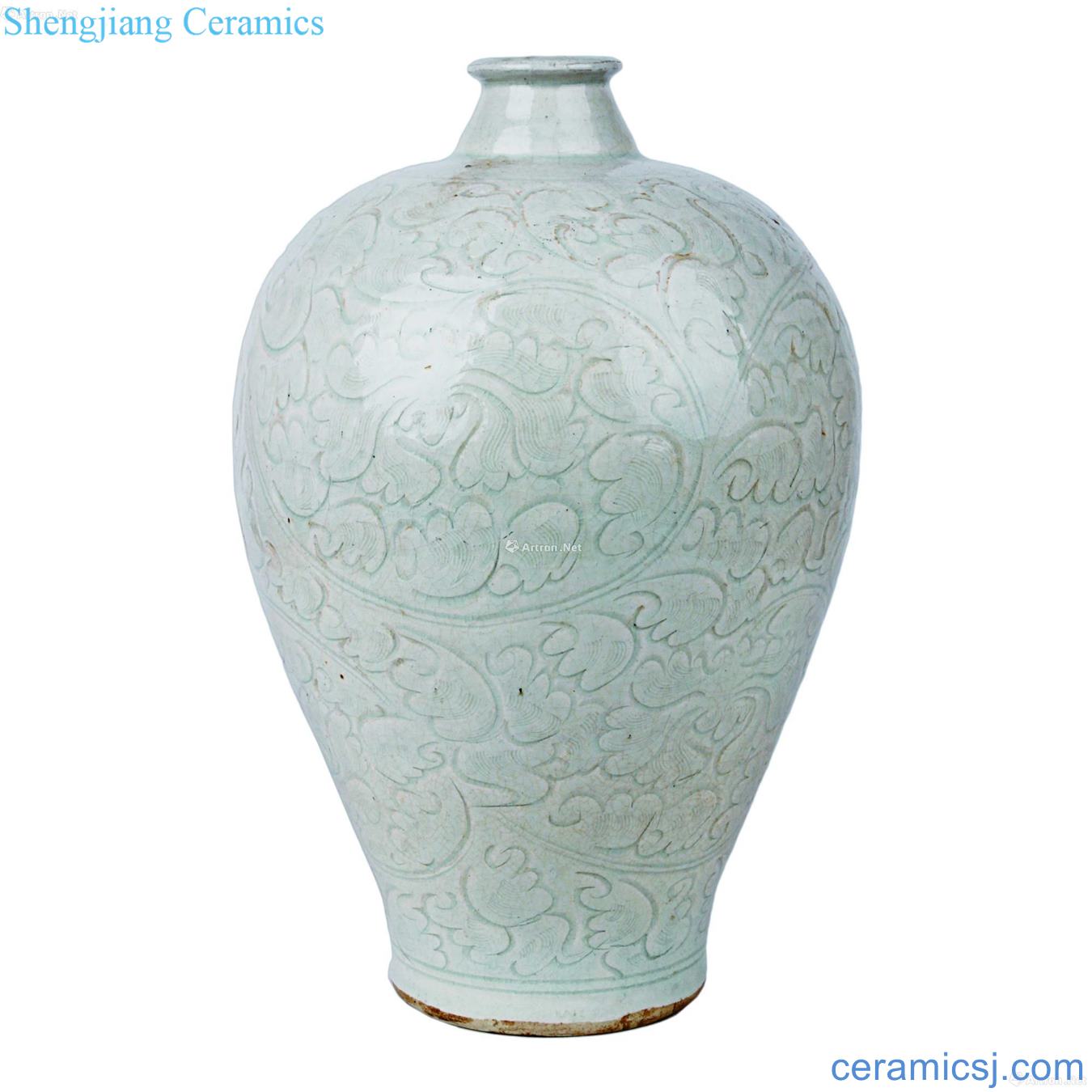 Left kiln Song Ying green glaze plum bottle