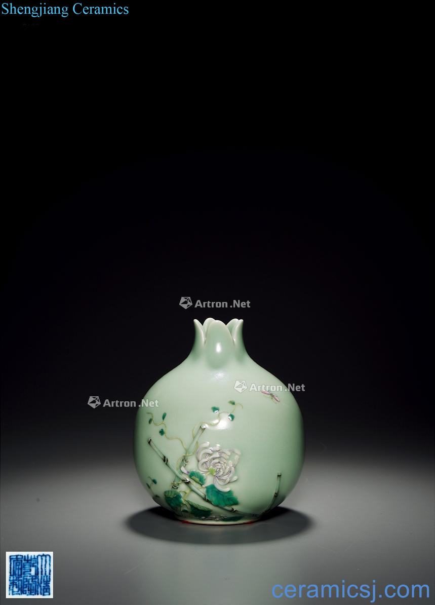 Qing qianlong powder blue glaze color chrysanthemum grain pomegranate honour