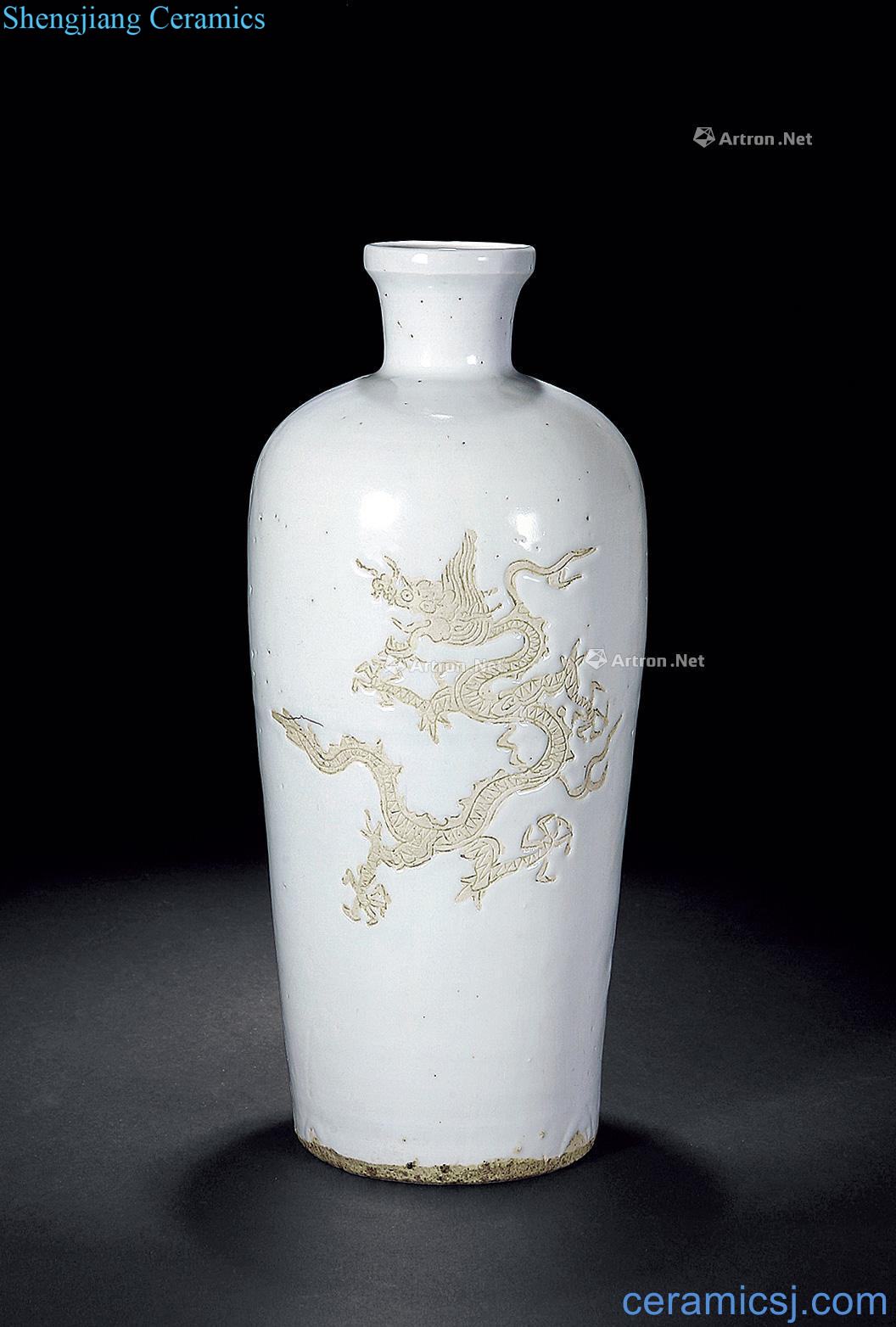 Ming White glazed dew tire carved dragon plum bottle