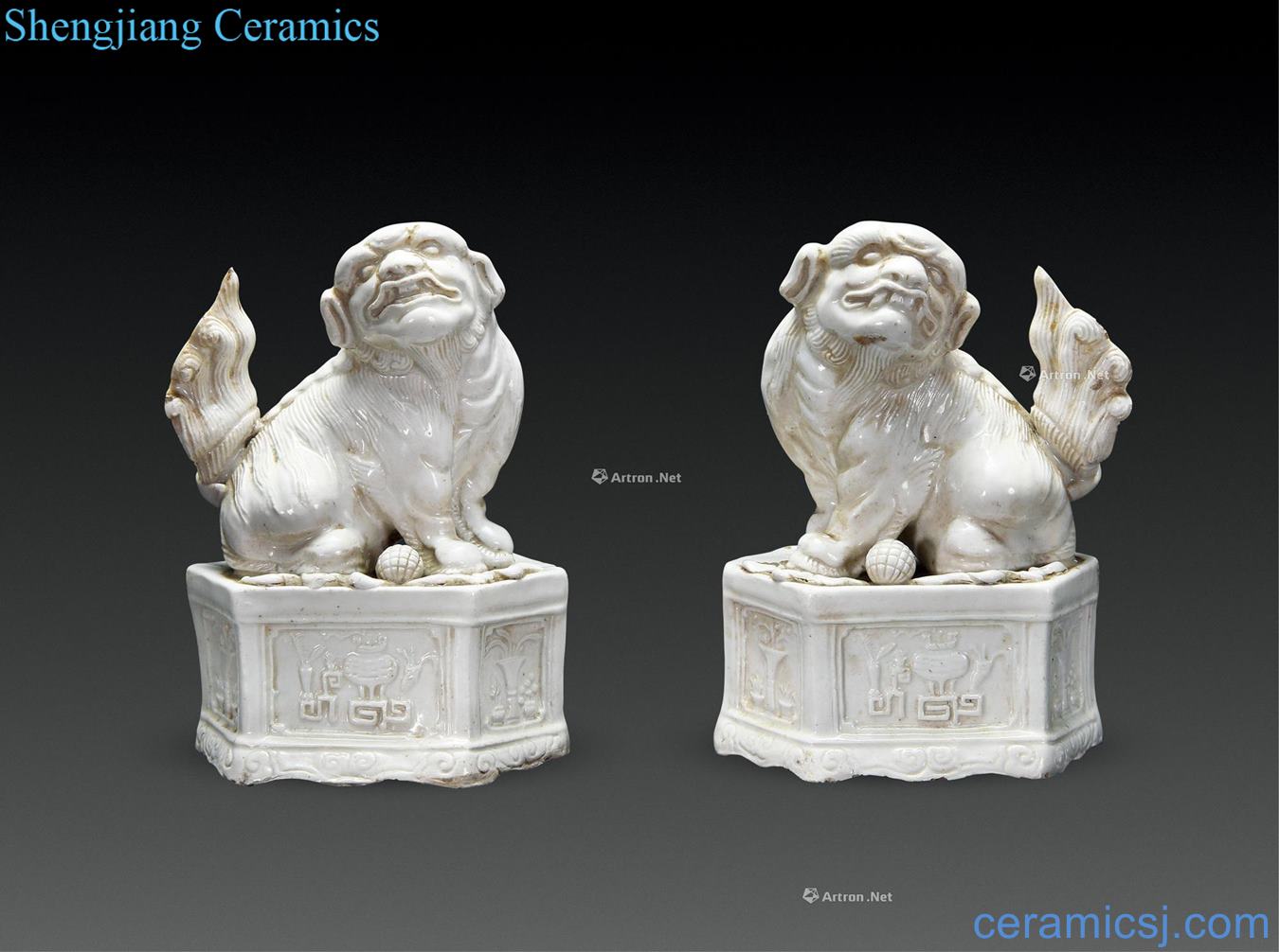 Ming dehua kiln lion shape incense inserted (a pair)