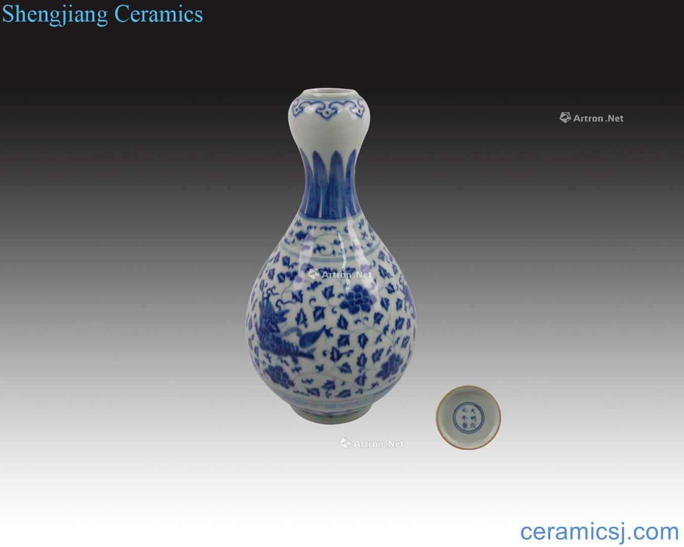 In the Ming dynasty "da Ming chenghua year" blue and white garlic bottle