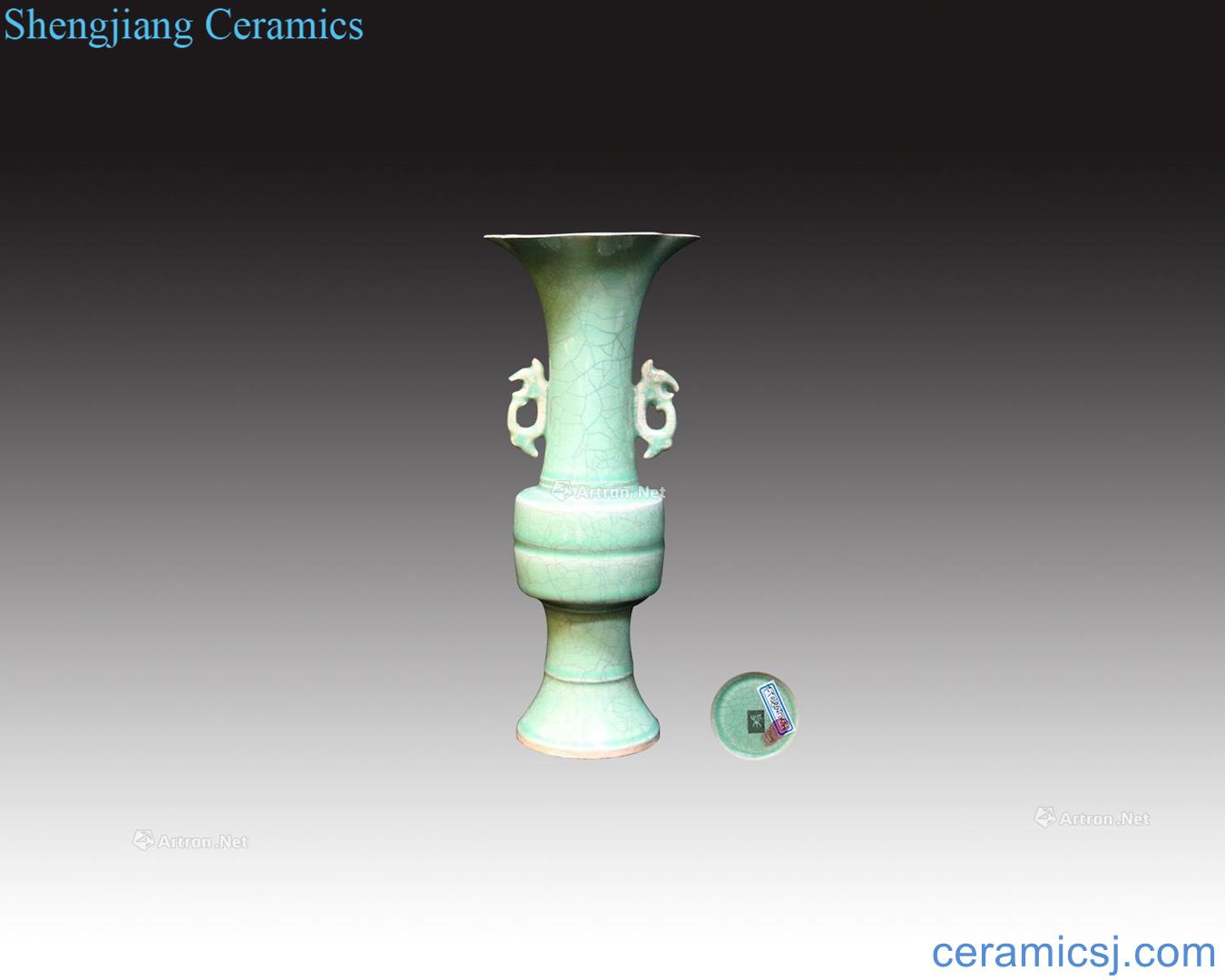 The five dynasties "wood" green glaze ssangyong flower vase with earrings