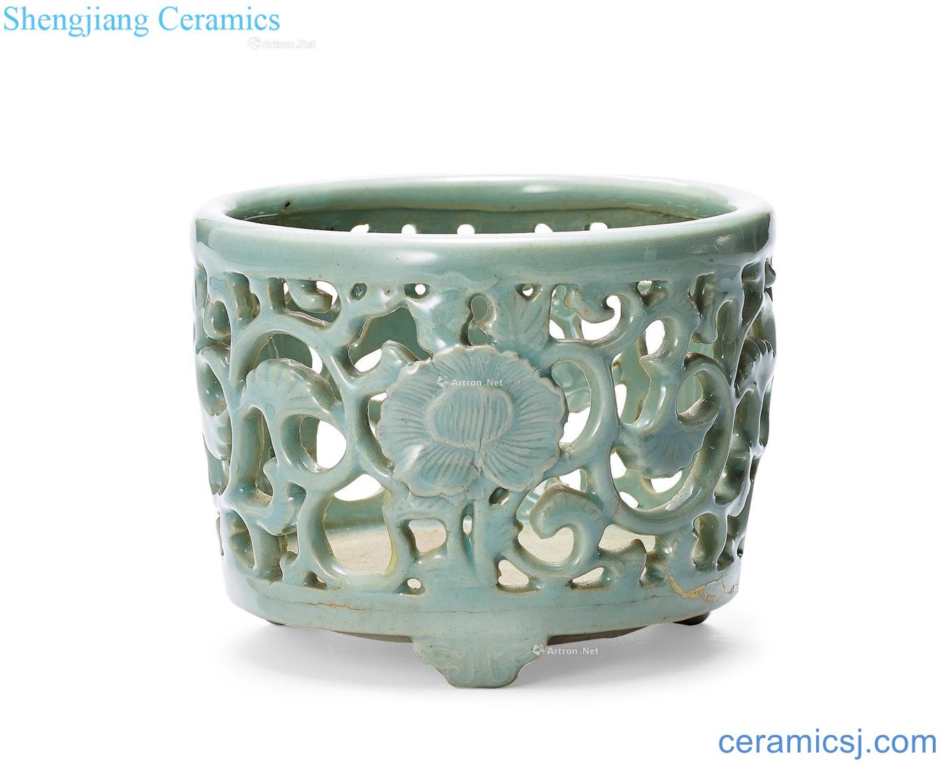 In the Ming dynasty Longquan celadon hollow-out censer