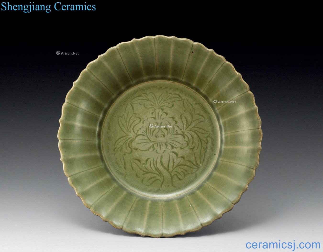Ming Longquan celadon carved flowers kwai mouth the market