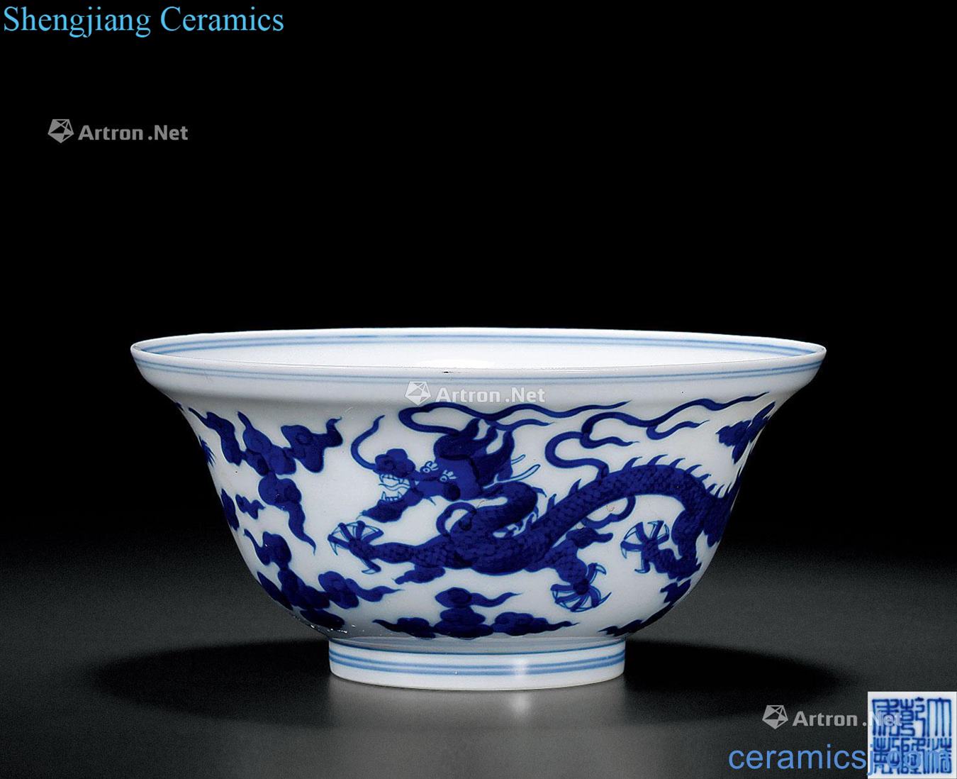 Qing qianlong Blue and white dragon fold along the bowl