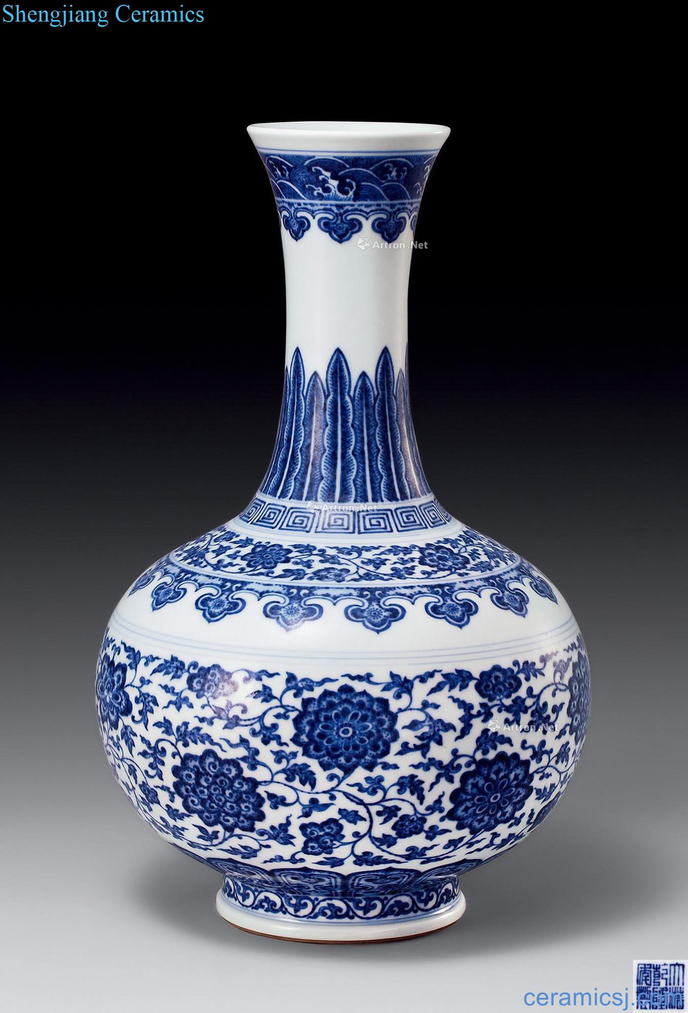 Qing qianlong Blue and white floral bottle wrapped branches