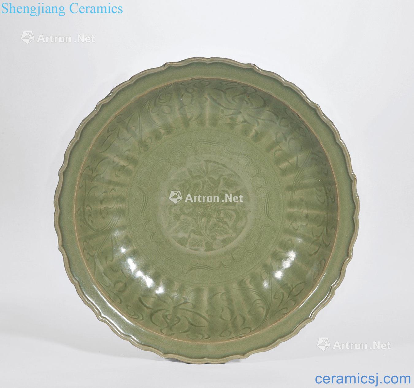 Early Ming dynasty Longquan celadon lotus flower grain kwai mouth tray