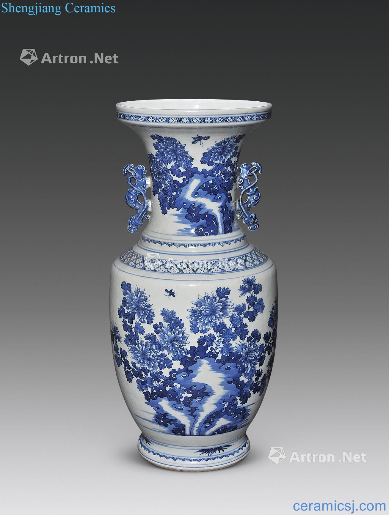Qing dynasty blue and white flower grain dish buccal bottle