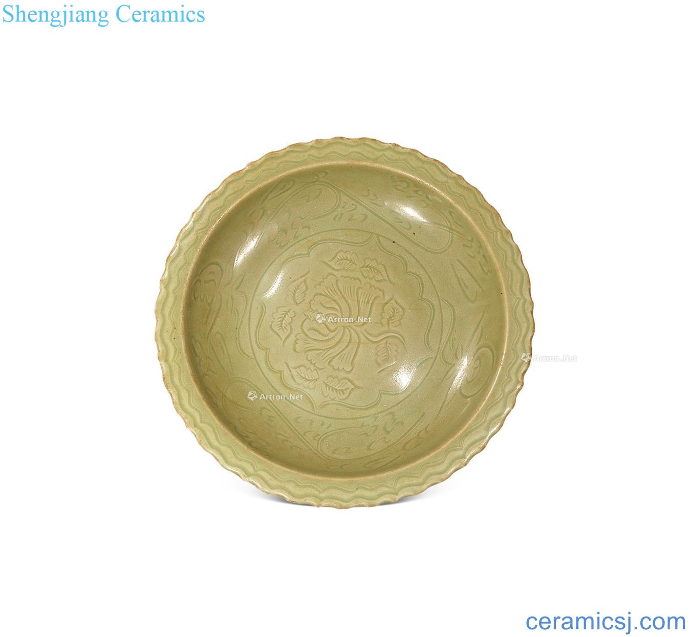 The late Ming dynasty Longquan celadon carved flower mouth tray