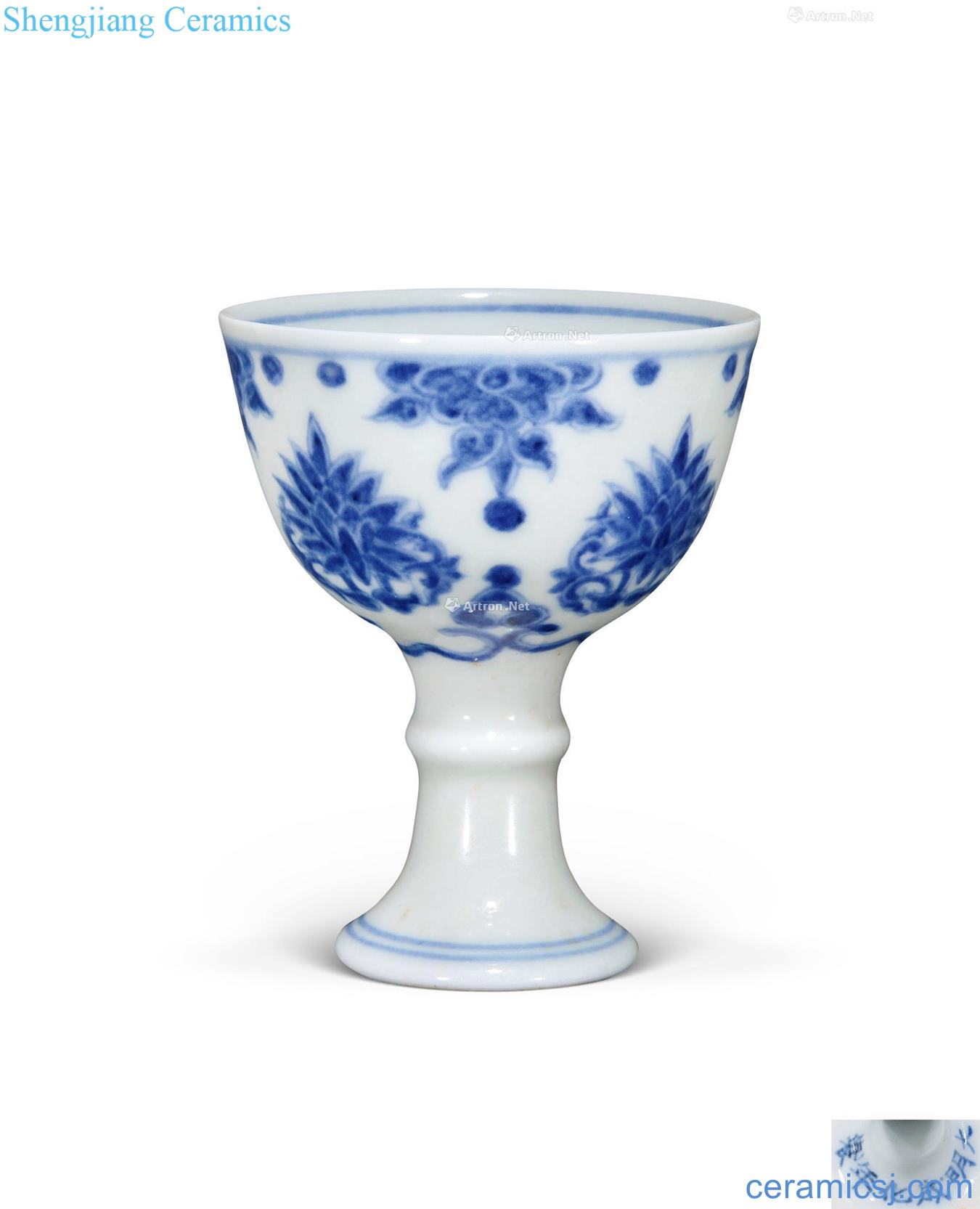 Ming chenghua Blue and white flower tattoos footed cup