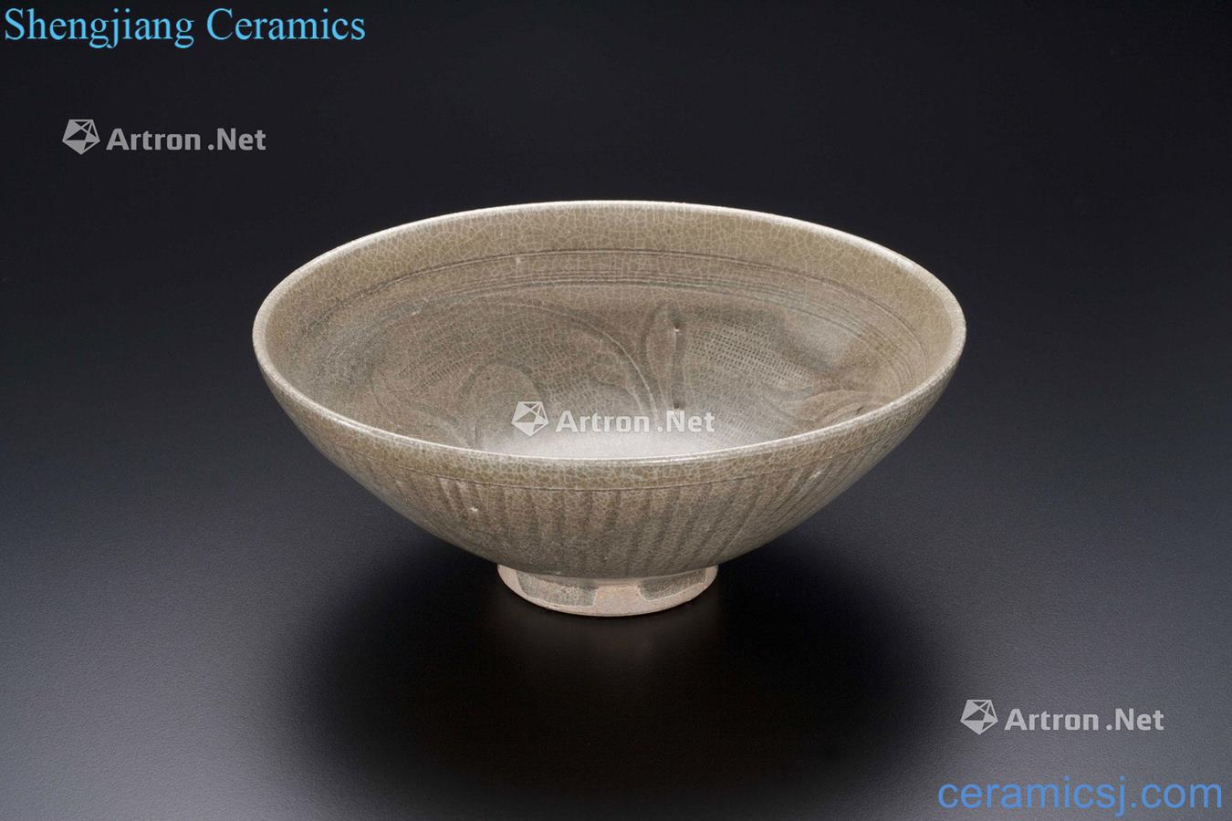 Song and yuan Deep kiln carved flowers green-splashed bowls