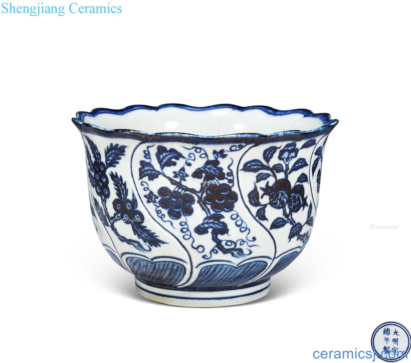 Ming xuande Blue and white flower grain flower bowl