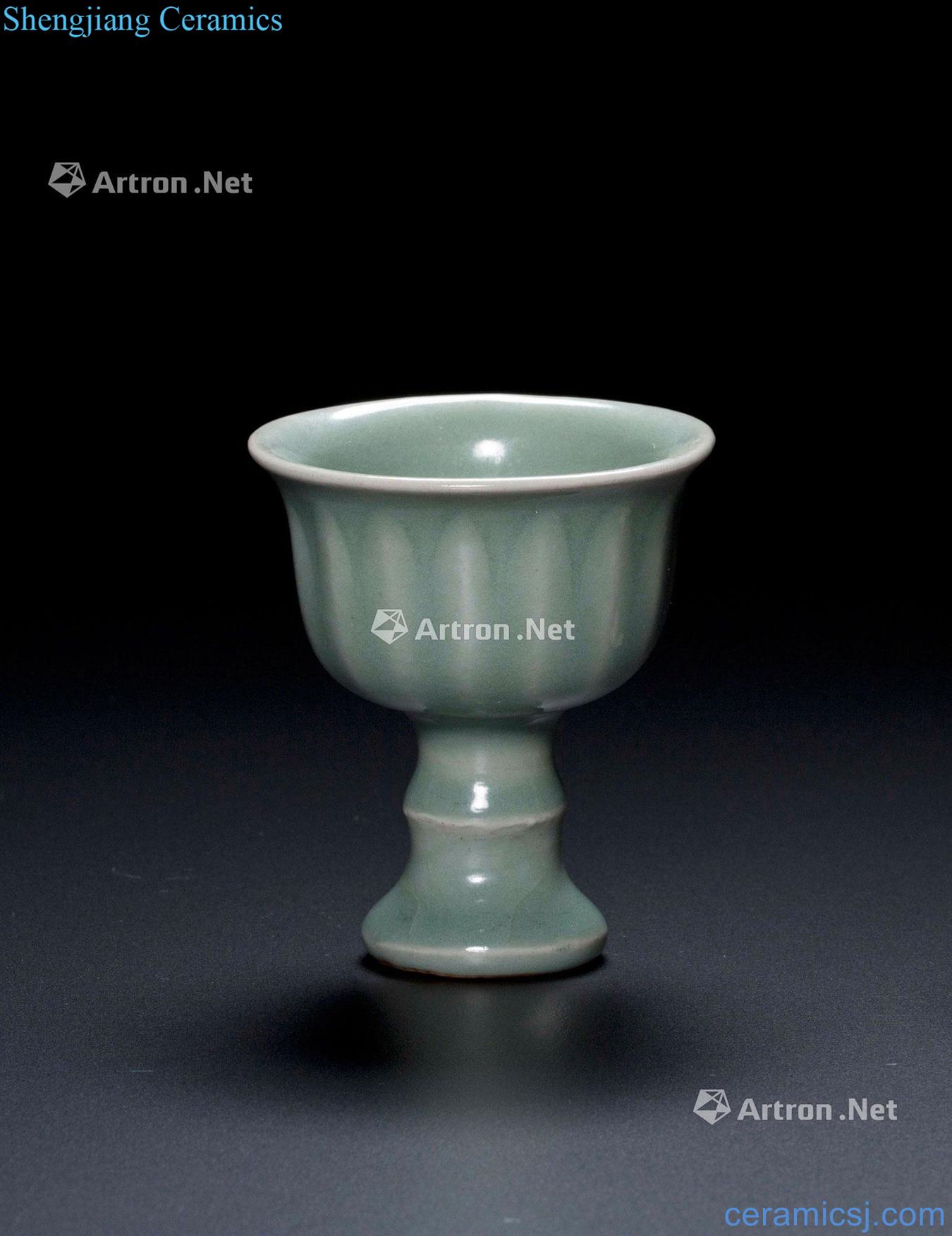 At the end of the yuan Ming Longquan celadon carved lotus-shaped grain footed cup