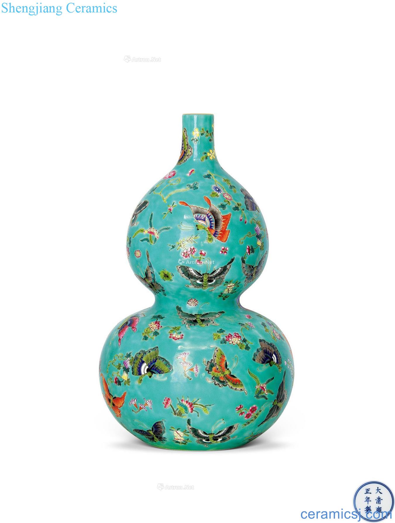 Yongzheng decorated butterfly tattoo gourd bottle green base