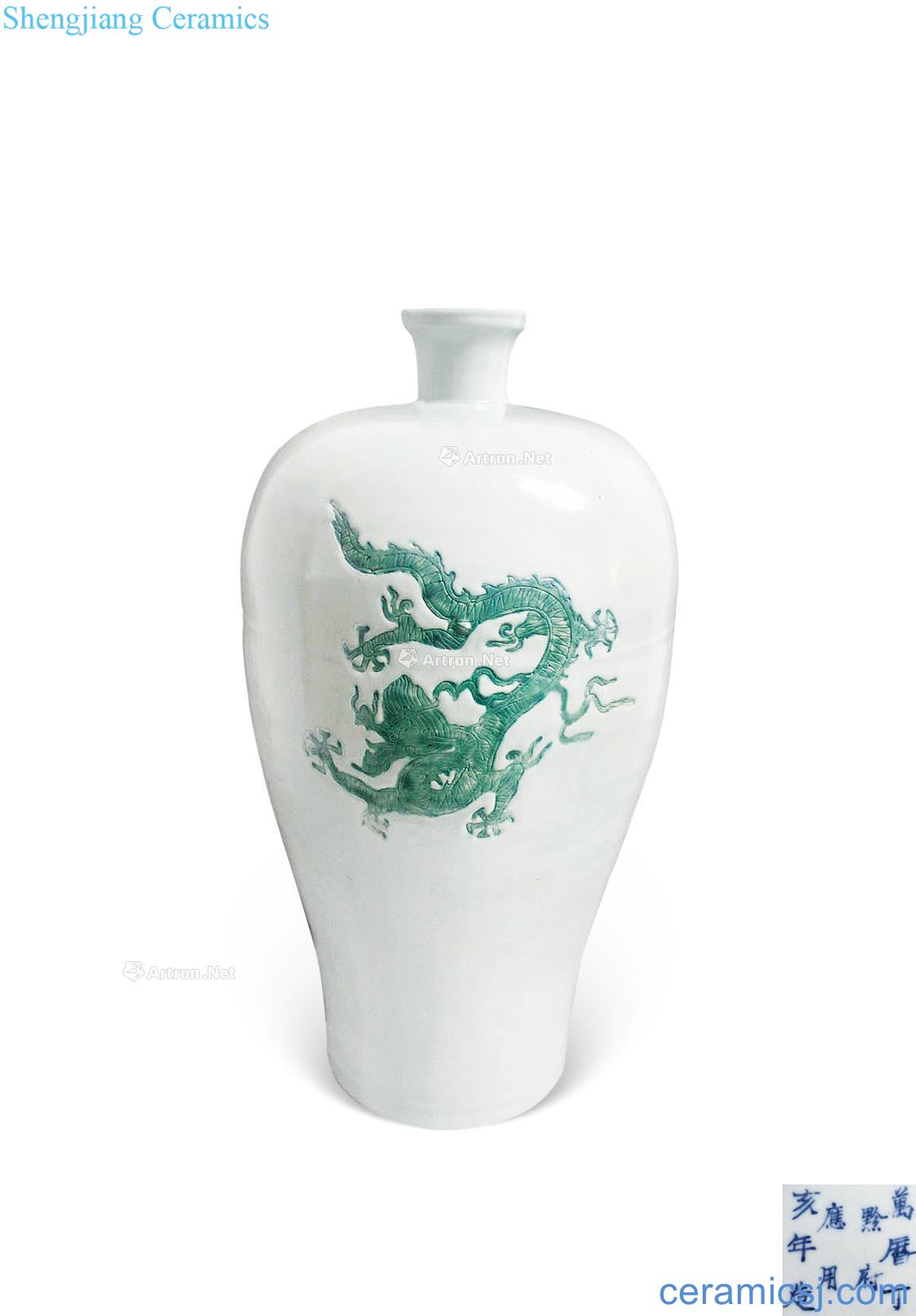 In the late Ming Green dragon grain mei craft bottles