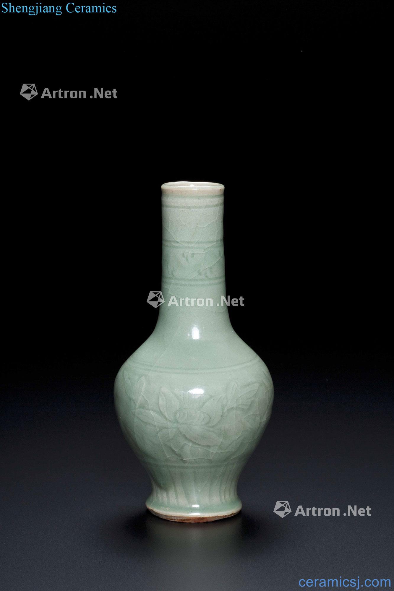 At the end of the yuan Ming Longquan celadon carved flowers lines straight flask