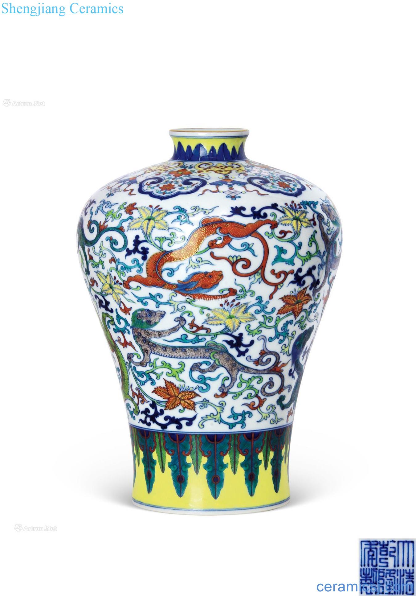 Qianlong blue bucket decorated dragon bottle