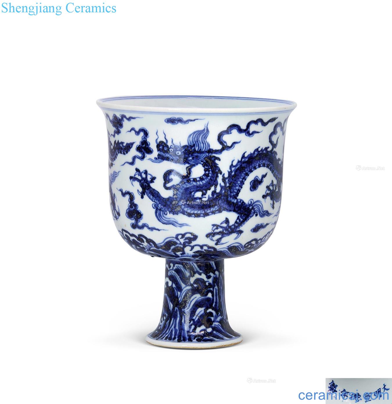 Ming xuande Blue and white YunLongWen footed bowl