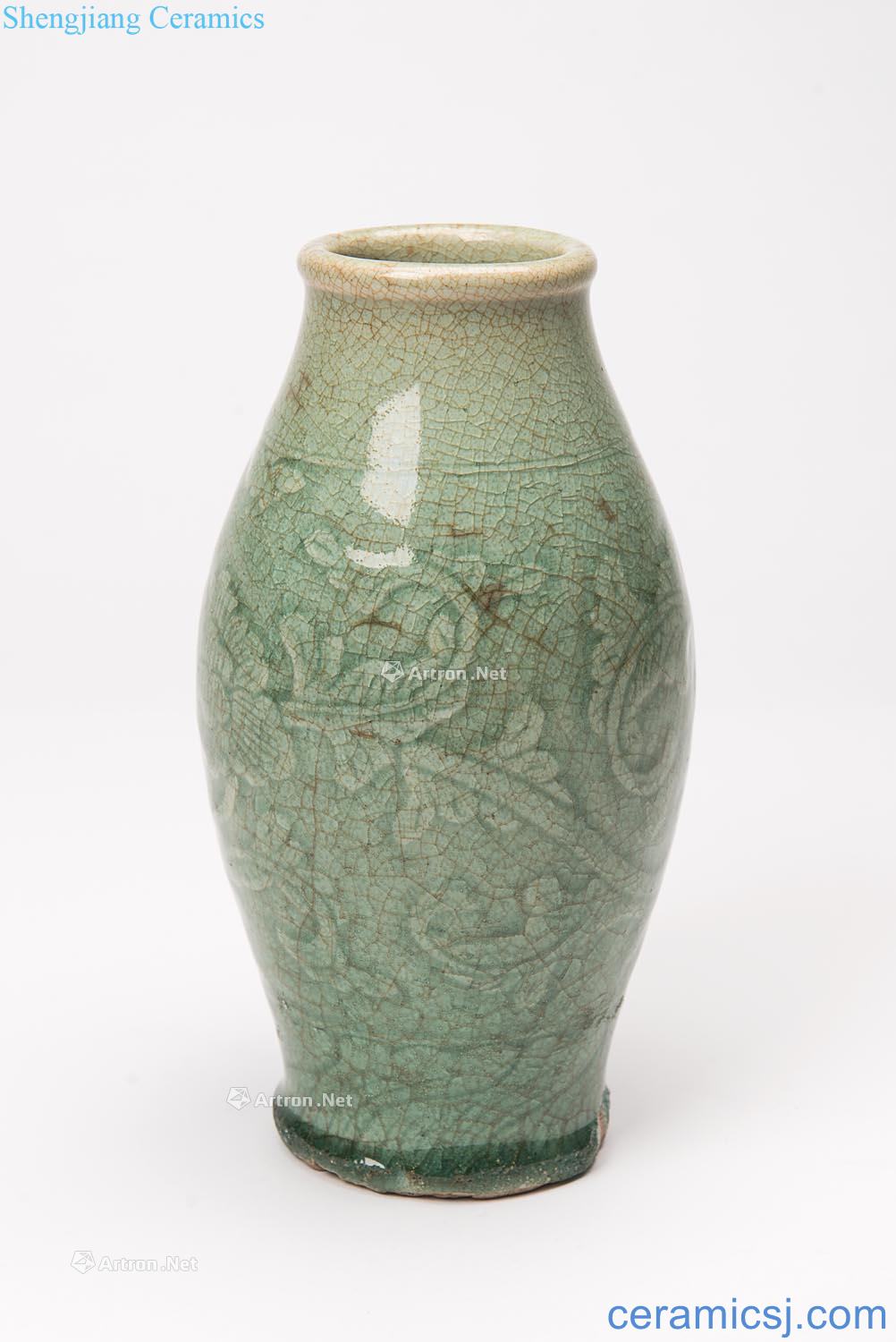 In the Ming dynasty in the 17th century Longquan celadon celadon bottle