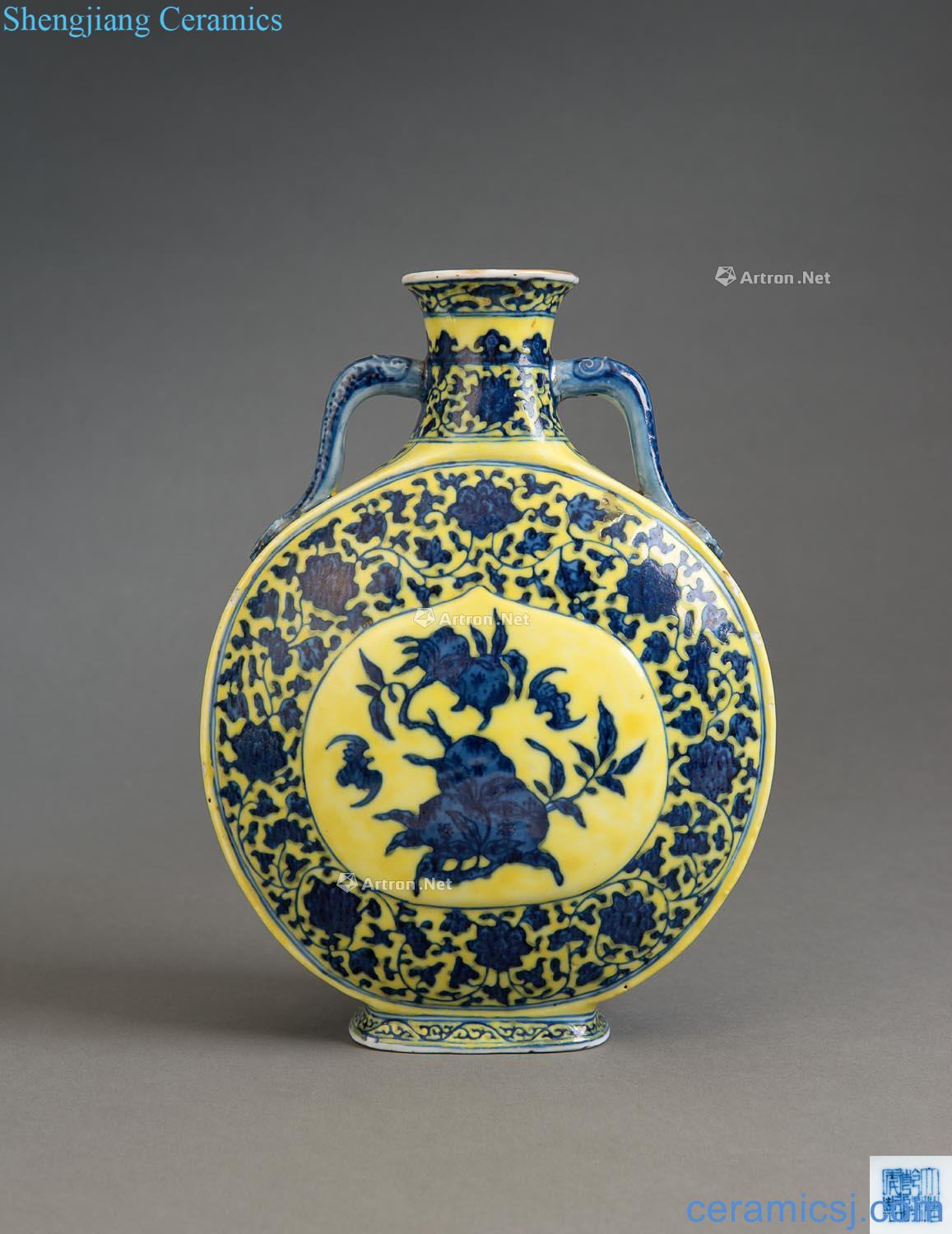 The late qing dynasty in the early 20th century Blue and yellow on bottle