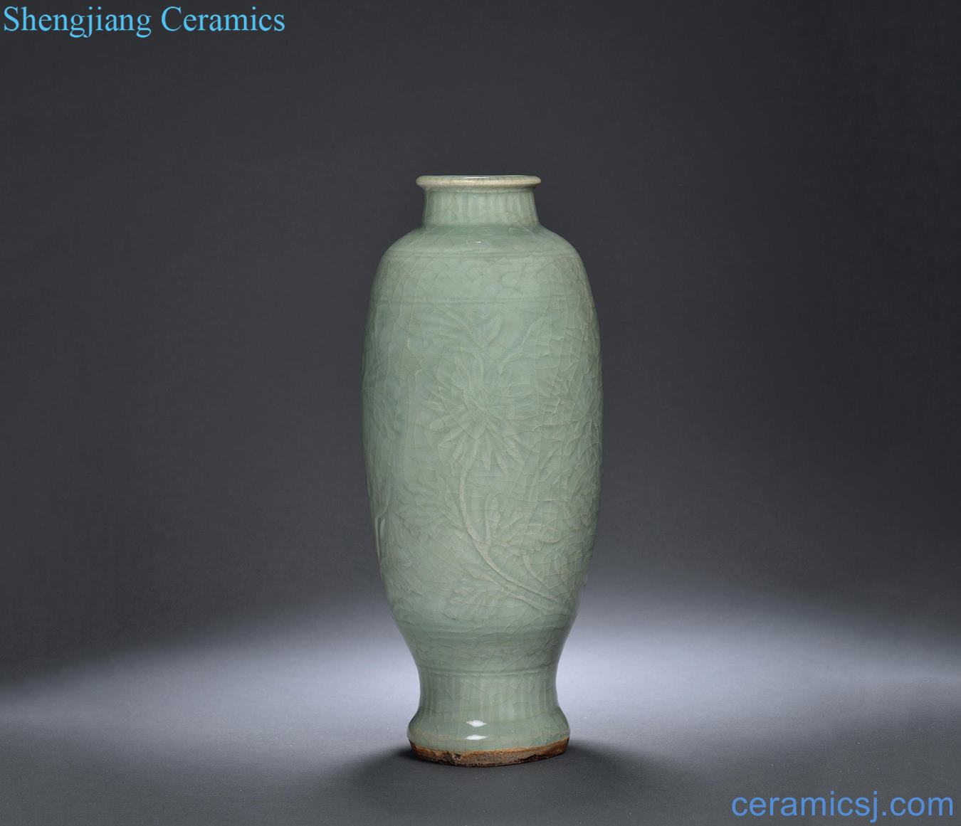 Ming Longquan celadon chrysanthemum grain bottle