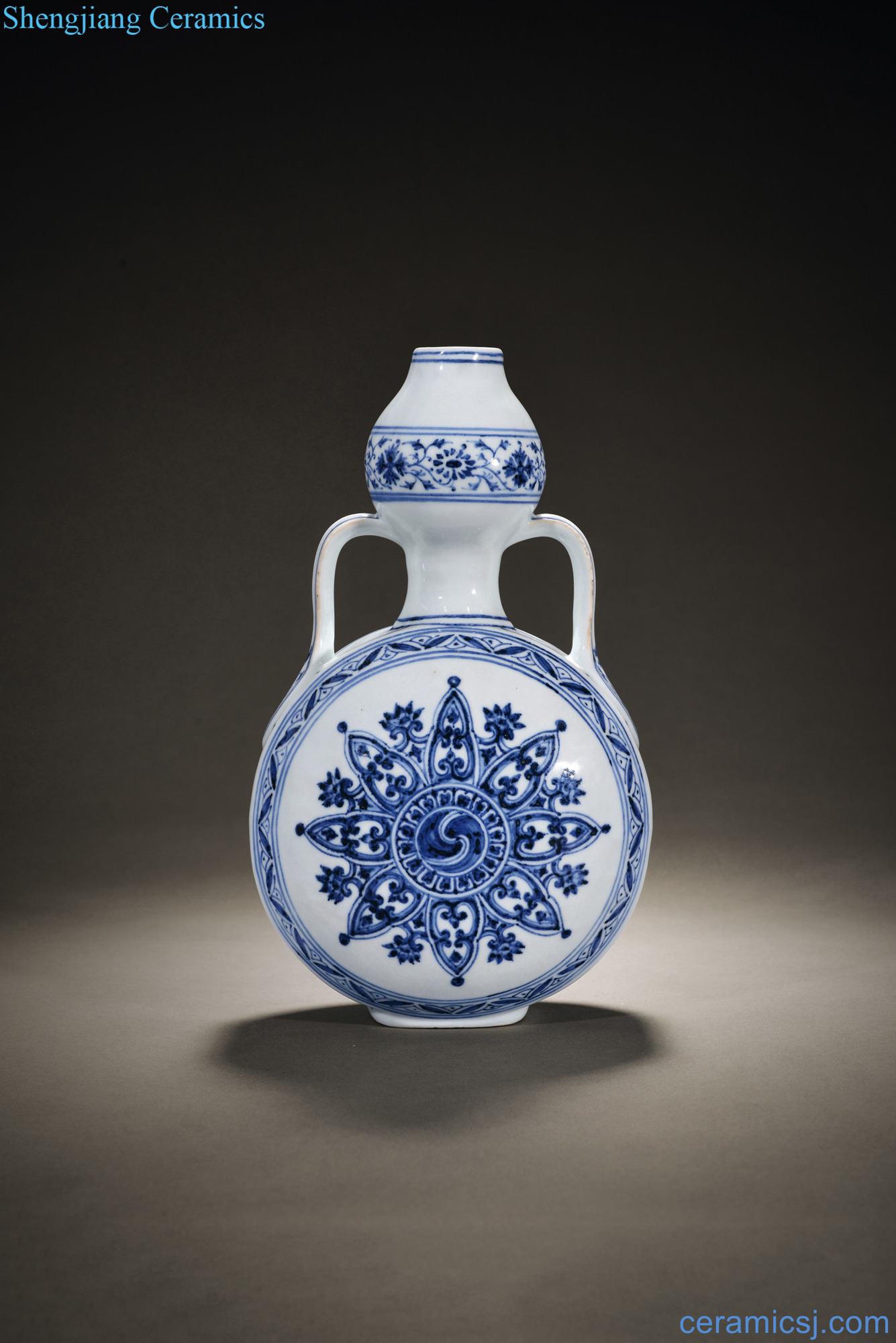 Ming yongle Blue and white round flower ribbon ear gourd bottle