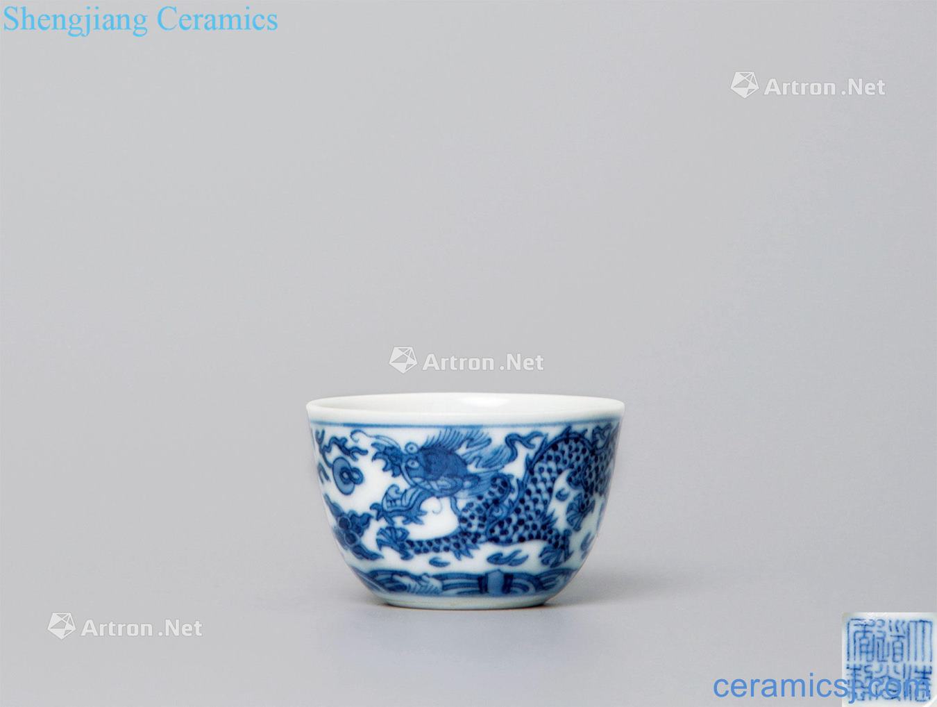 Qing daoguang Blue and white dragon playing pearl grain cup