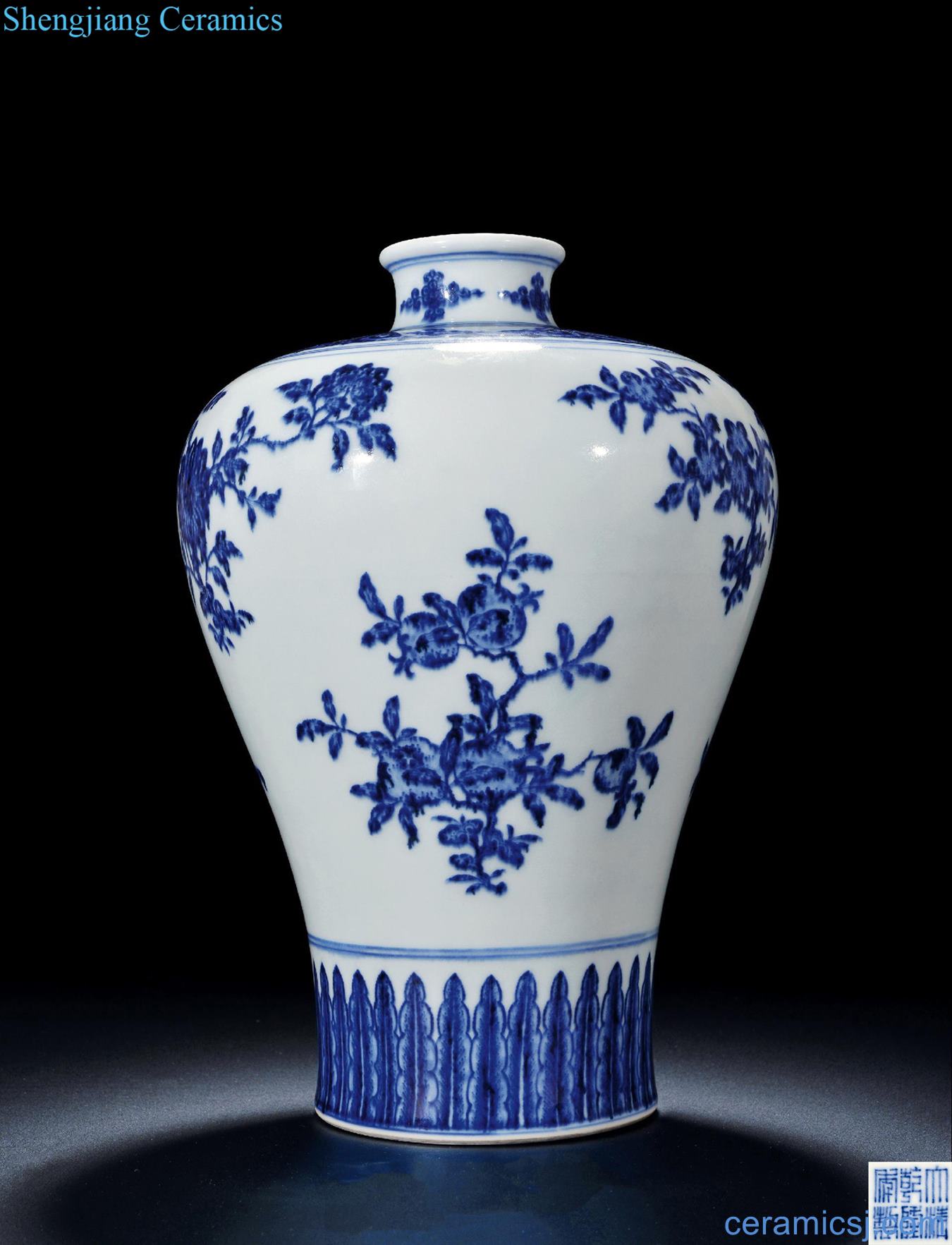 Qing qianlong Blue and white ruffled branch flowers and plum bottle