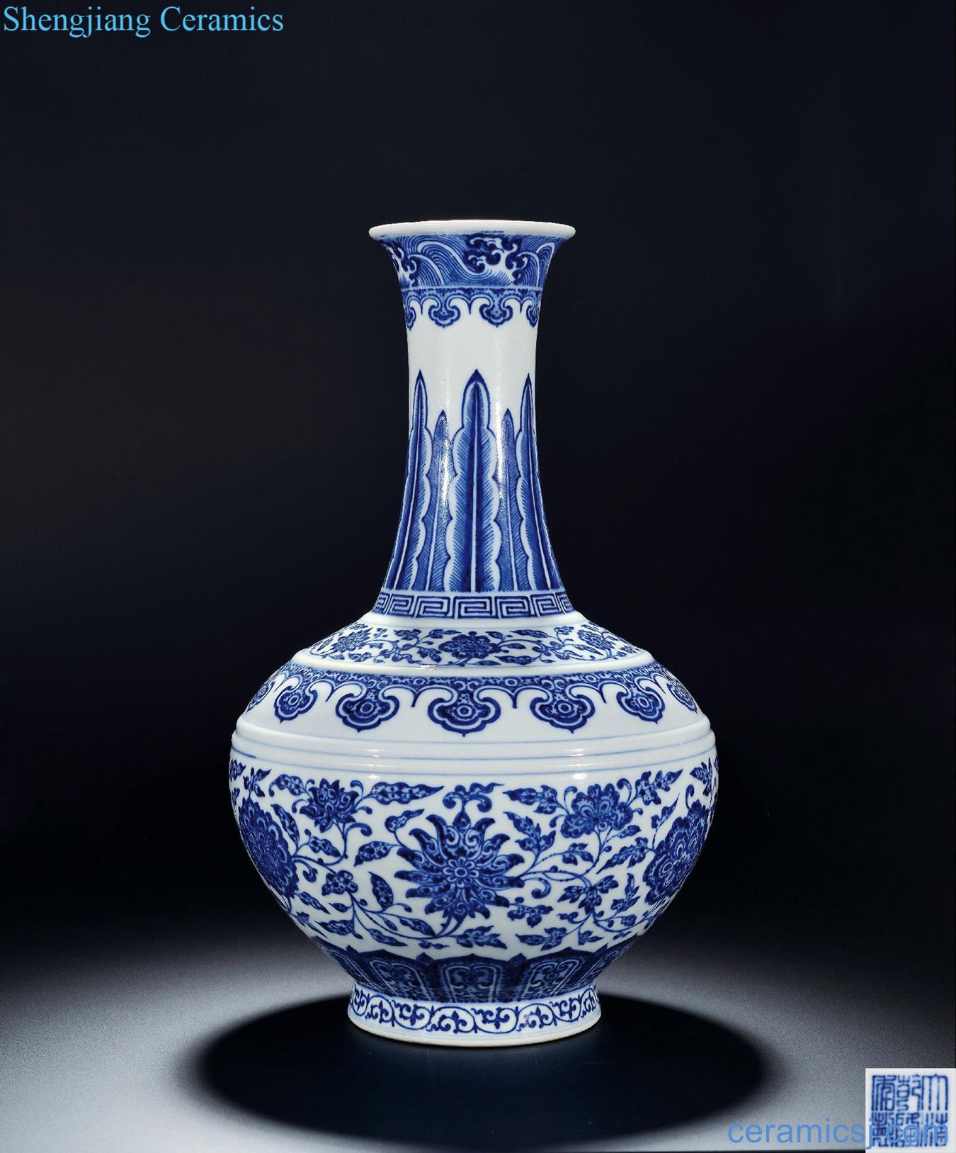 Qing qianlong Blue and white lotus flower design