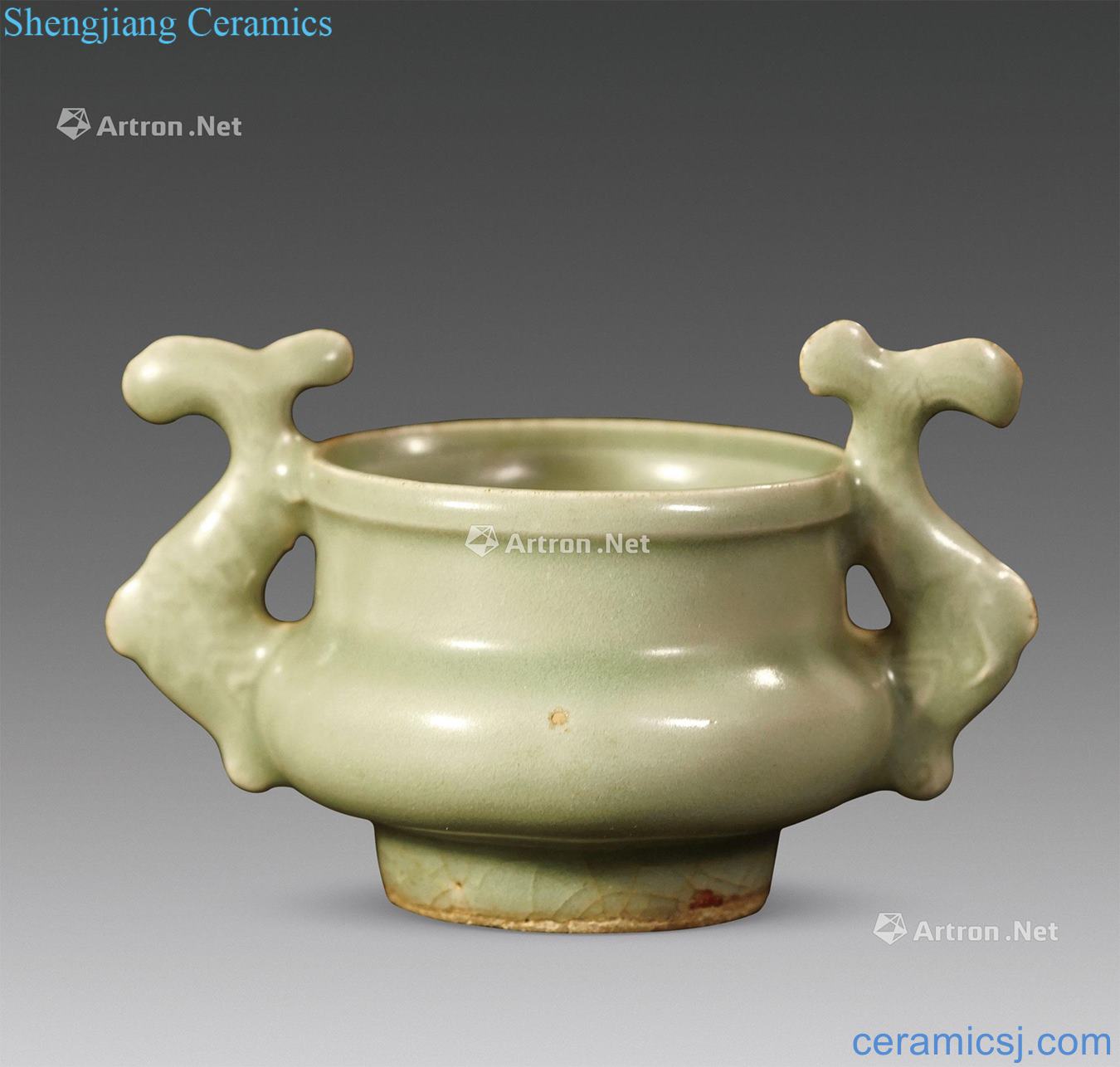 The southern song dynasty Longquan celadon fish ear furnace
