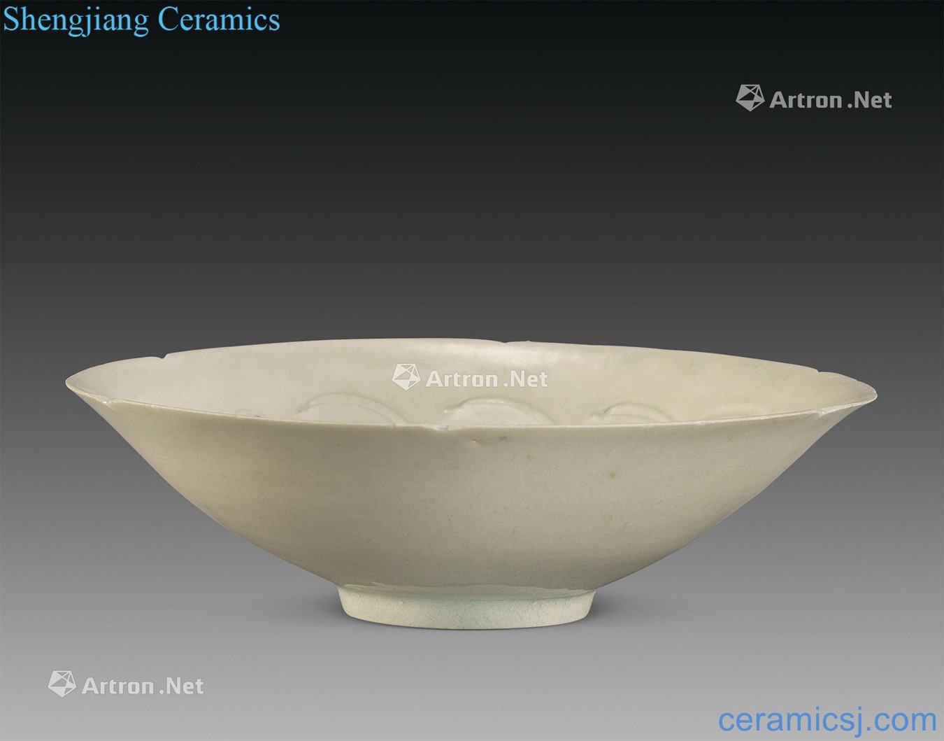 The song dynasty Left kiln carved flower mouth bowl