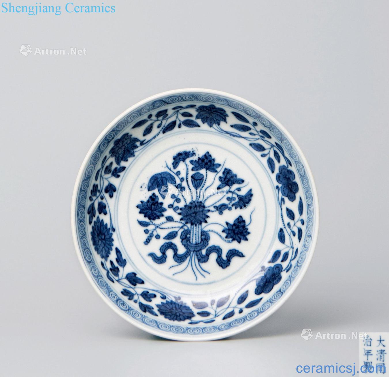 dajing Blue and white with a bunch of lotus grain small dish