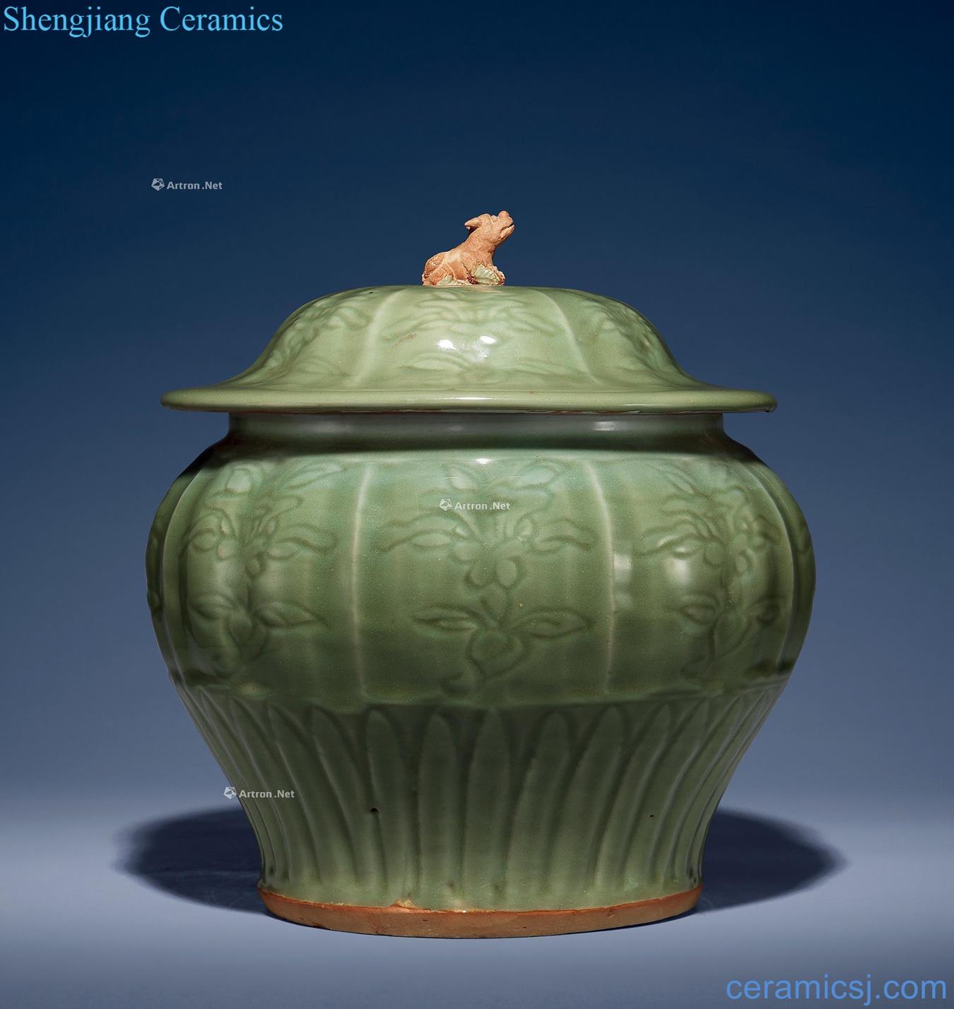yuan Longquan green glazed carved flower grain edge type cover tank