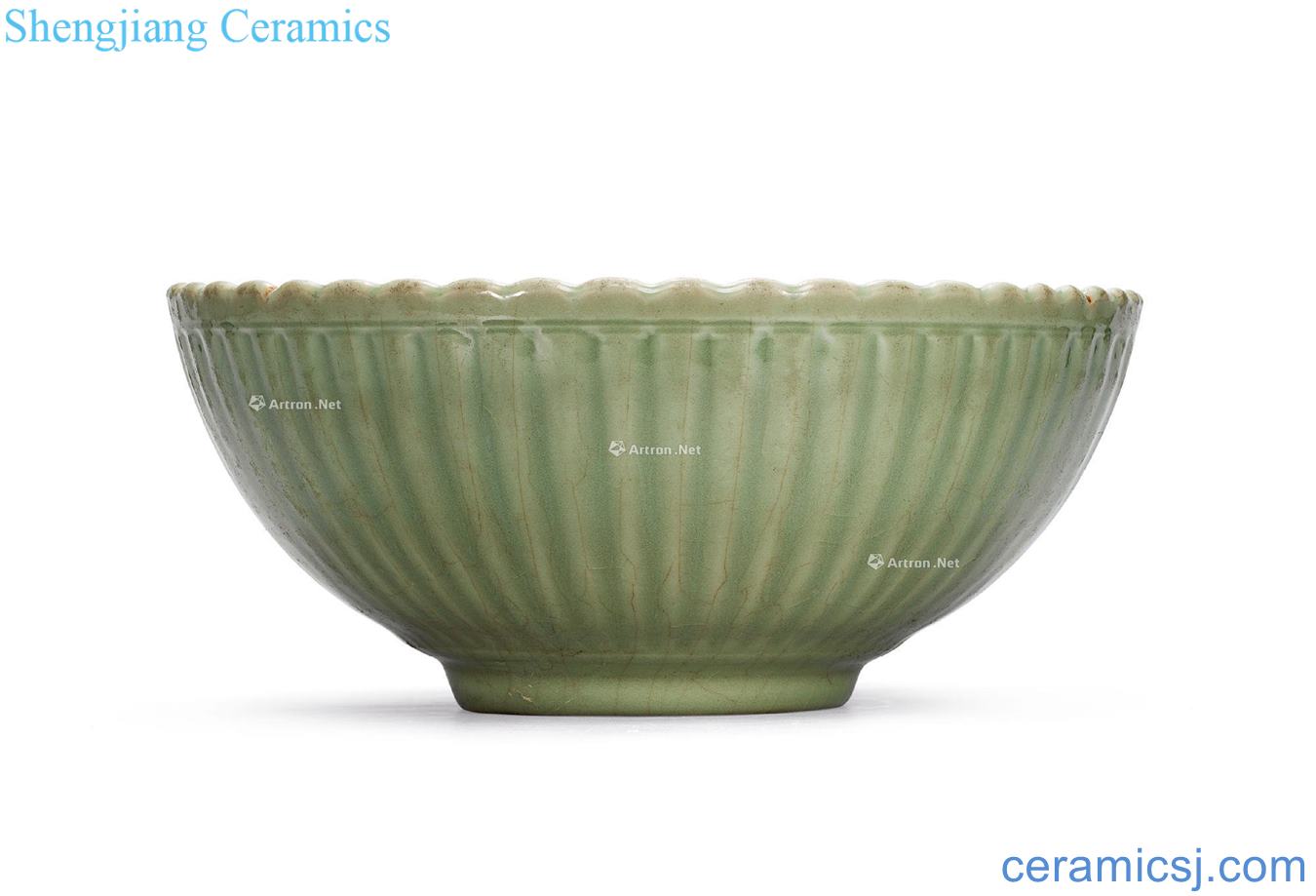 Ming in the 15th century Longquan green glaze chrysanthemum petals big bowl